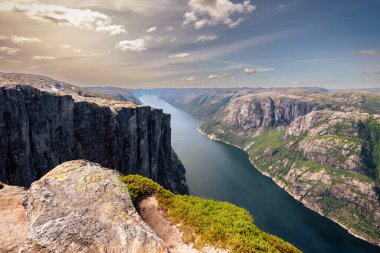 Kjerag, Norveç - 5 Temmuz 2023: Norveç 'in güneyindeki ünlü Kjerag yürüyüşünün destansı dağ manzarası