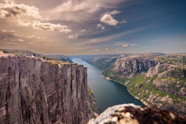 Kjerag, Norveç - 5 Temmuz 2023: Norveç 'in güneyindeki ünlü Kjerag yürüyüşünün destansı dağ manzarası