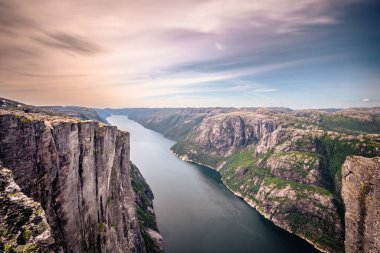 Kjerag, Norveç - 5 Temmuz 2023: Norveç 'in güneyindeki ünlü Kjerag yürüyüşünün destansı dağ manzarası