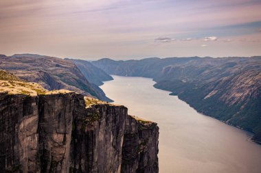 Kjerag, Norveç - 5 Temmuz 2023: Norveç 'in güneyindeki ünlü Kjerag yürüyüşünün destansı dağ manzarası