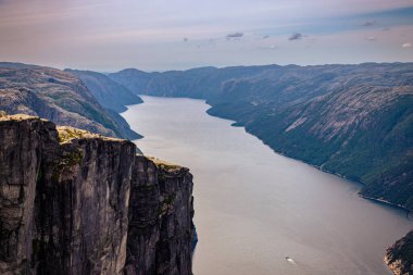Kjerag, Norveç - 5 Temmuz 2023: Norveç 'in güneyindeki ünlü Kjerag yürüyüşünün destansı dağ manzarası