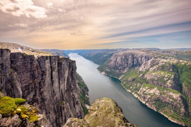 Kjerag, Norveç - 5 Temmuz 2023: Norveç 'in güneyindeki ünlü Kjerag yürüyüşünün destansı dağ manzarası