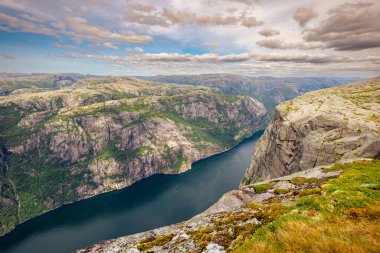 Kjerag, Norveç - 5 Temmuz 2023: Norveç 'in güneyindeki ünlü Kjerag yürüyüşünün destansı dağ manzarası