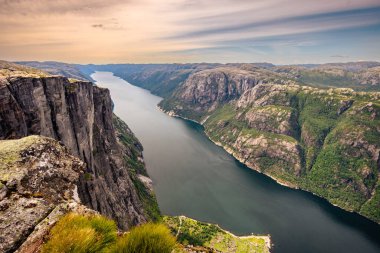 Kjerag, Norveç - 5 Temmuz 2023: Norveç 'in güneyindeki ünlü Kjerag yürüyüşünün destansı dağ manzarası