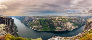 Kjerag, Norveç - 5 Temmuz 2023: Norveç 'in güneyindeki ünlü Kjerag yürüyüşünün destansı dağ manzarası