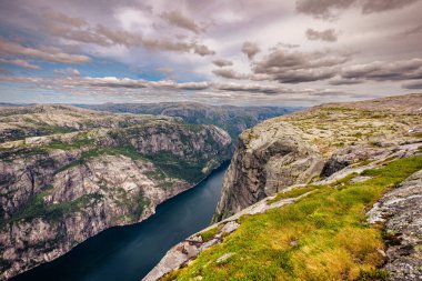 Kjerag, Norveç - 5 Temmuz 2023: Norveç 'in güneyindeki ünlü Kjerag yürüyüşünün destansı dağ manzarası