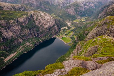 Kjerag, Norveç - 5 Temmuz 2023: Norveç 'in güneyindeki ünlü Kjerag yürüyüşünün destansı dağ manzarası