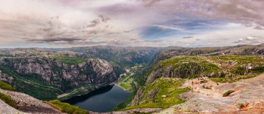 Kjerag, Norveç - 5 Temmuz 2023: Norveç 'in güneyindeki ünlü Kjerag yürüyüşünün destansı dağ manzarası
