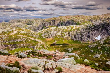 Kjerag, Norveç - 5 Temmuz 2023: Norveç 'in güneyindeki ünlü Kjerag yürüyüşünün destansı dağ manzarası