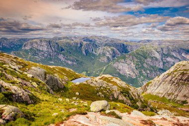 Kjerag, Norveç - 5 Temmuz 2023: Norveç 'in güneyindeki ünlü Kjerag yürüyüşünün destansı dağ manzarası