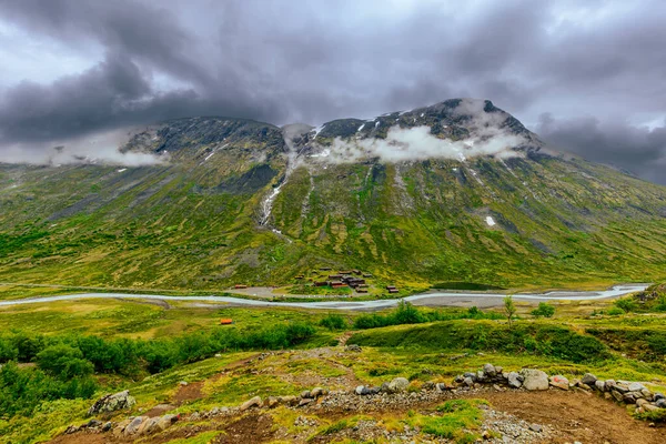 Galdhopiggen, Norveç - 3 Temmuz 2023 Norveç 'in Jotunheimen Ulusal Parkı' ndaki Galdhopiggen zirvesine giden dağ manzarası