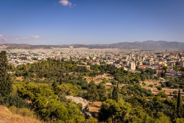 Atina, Yunanistan, 3 Mayıs 2024: Atina, Yunanistan 'ın merkezindeki antik harabelerin panoramik görünümü