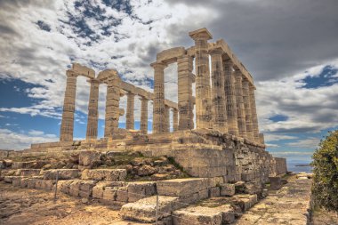 Sounion, Yunanistan, 4 Mayıs 2024: Yunanistan 'ın Sounion Burnu' ndaki Efsanevi Poseidon Tapınağı