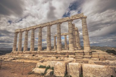 Sounion, Yunanistan, 4 Mayıs 2024: Yunanistan 'ın Sounion Burnu' ndaki Efsanevi Poseidon Tapınağı