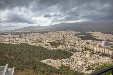 Atina, Yunanistan, 5 Mayıs 2024: Atina 'nın Lycabettuds tepesinden panoramik manzarası, Yunanistan