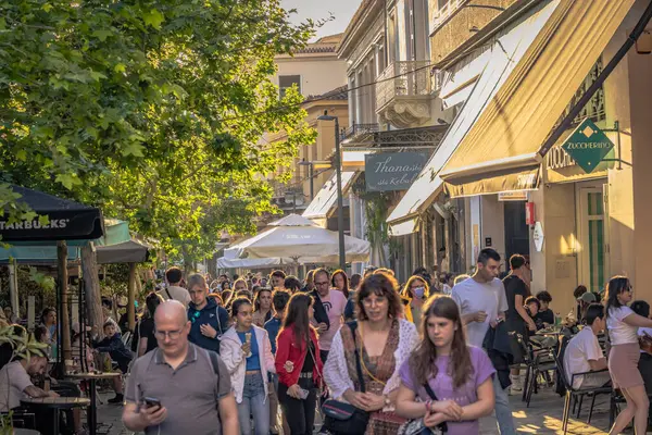 Atina, Yunanistan, 3 Mayıs 2024: Atina, Yunanistan 'ın merkezindeki hareketli Monistiraki meydanı