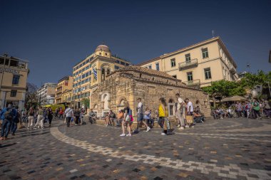 Atina, Yunanistan, 3 Mayıs 2024: Atina, Yunanistan 'ın merkezindeki hareketli Monistiraki meydanı