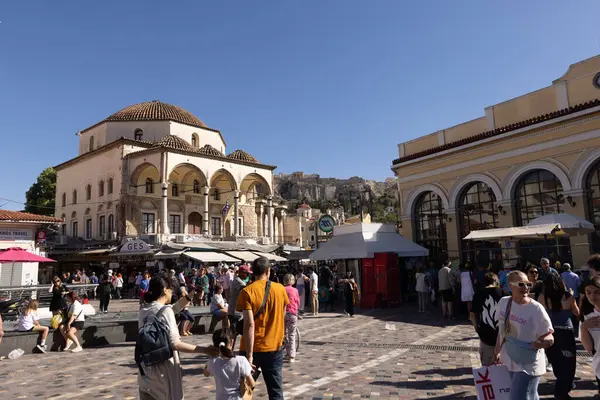 Atina, Yunanistan, 3 Mayıs 2024: Atina, Yunanistan 'ın merkezindeki hareketli Monistiraki meydanı