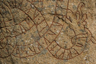 İsveç 'in merkezinin kırsal kesiminde antik Viking Runik Taşı