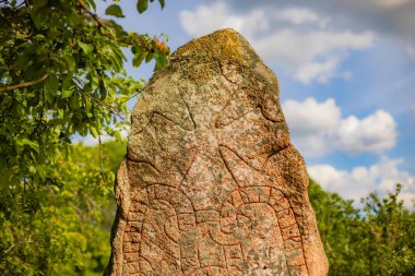 İsveç 'in merkezinin kırsal kesiminde antik Viking Runik Taşı