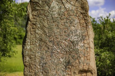 İsveç 'in merkezinin kırsal kesiminde antik Viking Runik Taşı