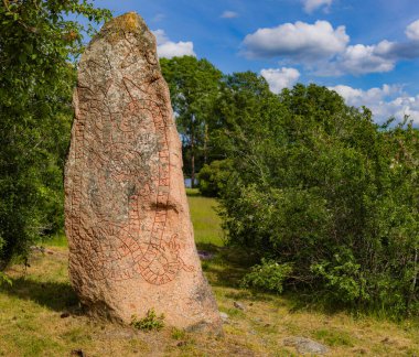 İsveç 'in merkezinin kırsal kesiminde antik Viking Runik Taşı