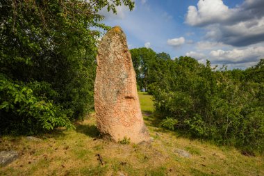 İsveç 'in merkezinin kırsal kesiminde antik Viking Runik Taşı