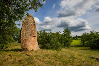 İsveç 'in merkezinin kırsal kesiminde antik Viking Runik Taşı
