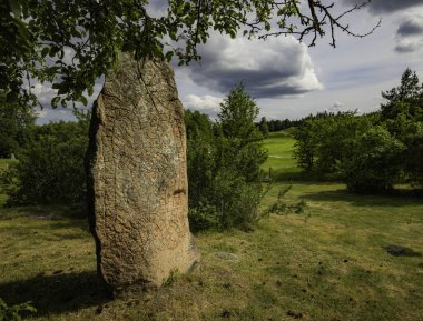 İsveç 'in merkezinin kırsal kesiminde antik Viking Runik Taşı
