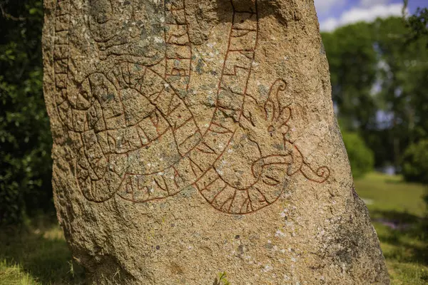 İsveç 'in merkezinin kırsal kesiminde antik Viking Runik Taşı