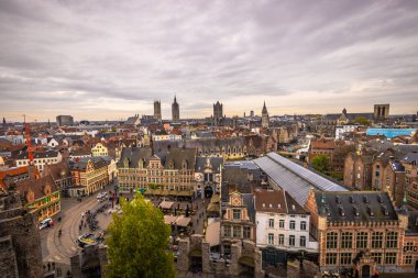 Gent - 5 Kasım 2022: Ortaçağ 'ın eski Gent kasabasının panoraması, Belçika
