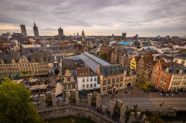 Gent - 5 Kasım 2022: Ortaçağ 'ın eski Gent kasabasının panoraması, Belçika