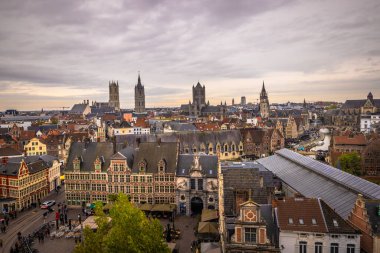 Gent - 5 Kasım 2022: Ortaçağ 'ın eski Gent kasabasının panoraması, Belçika