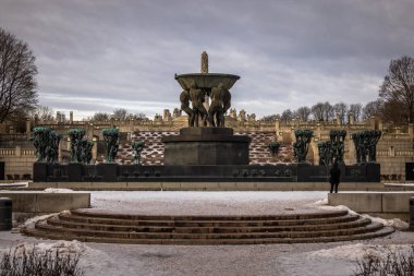 Oslo - 11 Şubat 2023: Oslo, Norveç 'teki ünlü Vigeland Park' taki heykeller