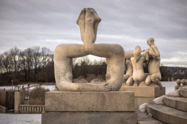 Oslo - 11 Şubat 2023: Oslo, Norveç 'teki ünlü Vigeland Park' taki heykeller