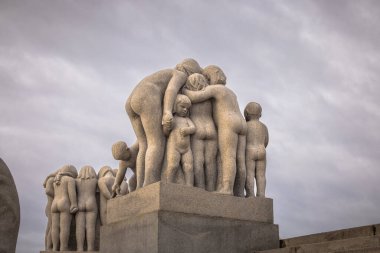 Oslo - 11 Şubat 2023: Oslo, Norveç 'teki ünlü Vigeland Park' taki heykeller
