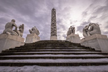 Oslo - 11 Şubat 2023: Oslo, Norveç 'teki ünlü Vigeland Park' taki heykeller