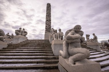 Oslo - 11 Şubat 2023: Oslo, Norveç 'teki ünlü Vigeland Park' taki heykeller