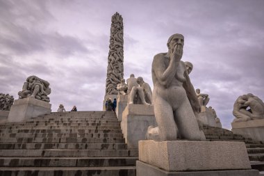 Oslo - 11 Şubat 2023: Oslo, Norveç 'teki ünlü Vigeland Park' taki heykeller