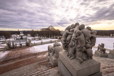 Oslo - 11 Şubat 2023: Oslo, Norveç 'teki ünlü Vigeland Park' taki heykeller