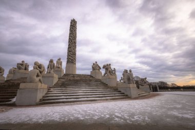 Oslo - 11 Şubat 2023: Oslo, Norveç 'teki ünlü Vigeland Park' taki heykeller