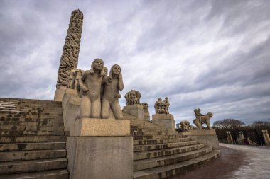 Oslo - 11 Şubat 2023: Oslo, Norveç 'teki ünlü Vigeland Park' taki heykeller