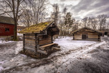 Oslo - 11 Şubat 2023: Norveç 'in Oslo Açık Hava Müzesi' ndeki geleneksel İskandinav binaları