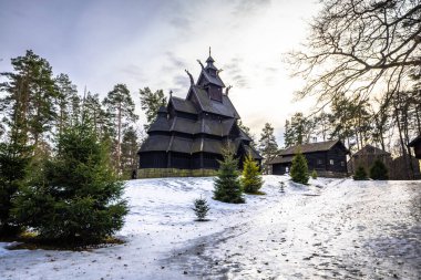 Oslo - 11 Şubat 2023: Norveç 'in Oslo Açık Hava Müzesi' ndeki Ortaçağ Gol Stave Kilisesi