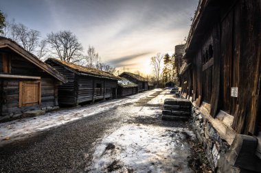 Oslo - 11 Şubat 2023: Norveç 'in Oslo Açık Hava Müzesi' ndeki geleneksel İskandinav binaları