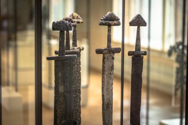 Oslo - 12 Şubat 2023: Oslo Tarih Müzesinde Eski Viking Kılıçları