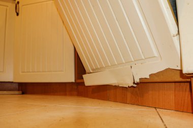 Bulaşık makinesindeki yeni, kullanılmış, çatlak ve kuru bir kaplamanın nasıl çıkarılıp yerine konulacağını. Adım adım, öğretici.