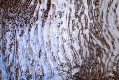 Işığın yansıdığı parlak cam bir yüzey. Grafiksel kaynaklar