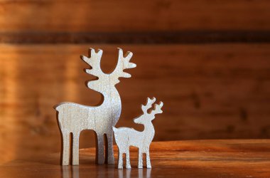 Geyik şeklinde ahşap heykelcikler. Noel süsü. Şenlik zamanı
