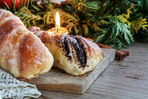 Різдвяні Саморобні Рулони Традиційні Прикраси Задньому Плані Святковий Десерт — стокове фото